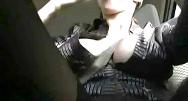 sex gái xinh teen Để dương vật giữa hai heosex bầu ngực của cô ấy.